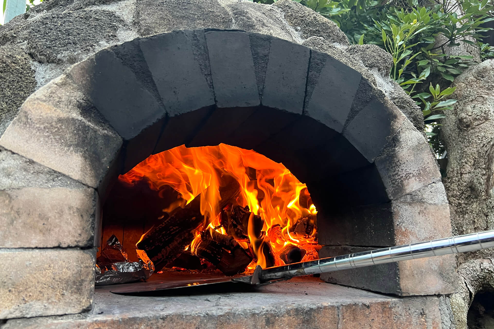 ピザをつくって本格的なピザ窯で焼くという貴重な体験も！