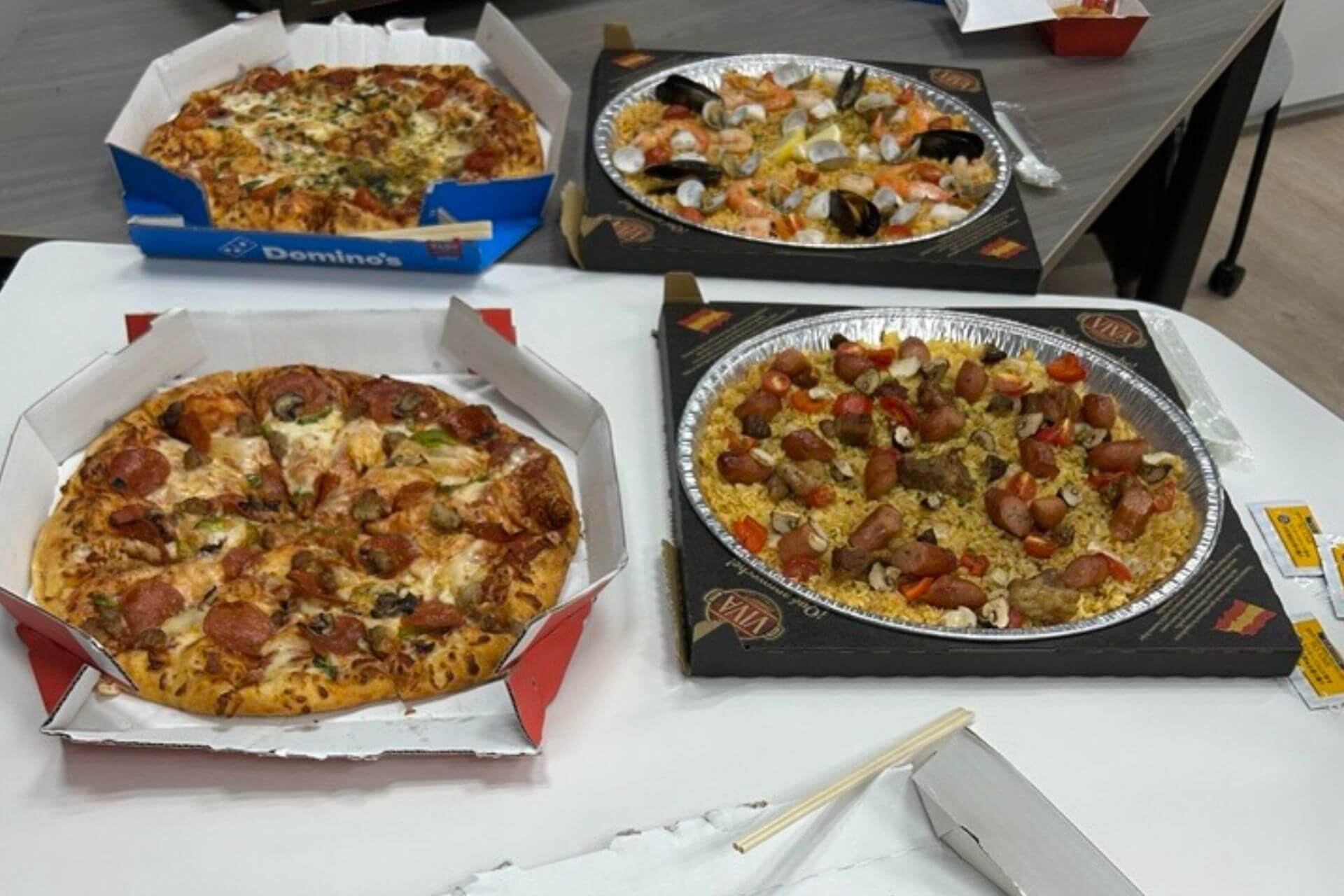 腹が減っては…ということでゲームに劣らず、あらゆる種類のピザが用意されました