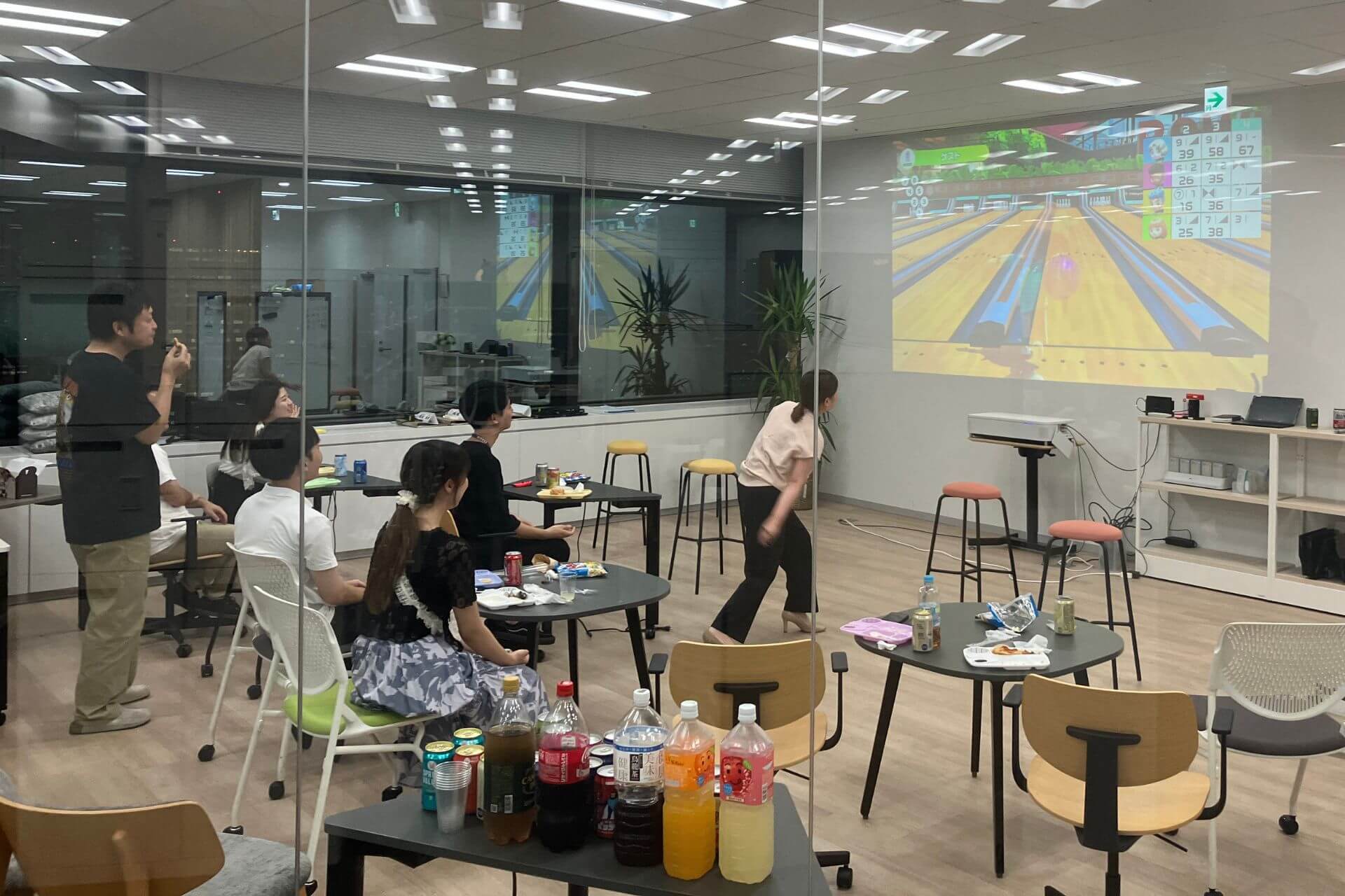 みんなで真剣にゲームの行く末を見守ります